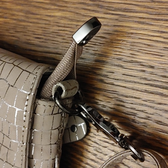 Ladies Silver Rose Cross Body Multi zippered Purse - Picture 7 of 8